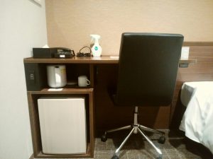 ホテル ヴィアイン岡山 シングルルーム デスク 枕元にあります
