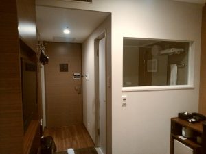 ホテル ヴィアイン岡山 シングルルーム 窓側から玄関方向を撮影