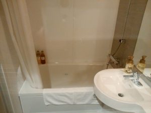 ホテル ヴィアイン岡山 シングルルーム バスタブ 結構狭いです