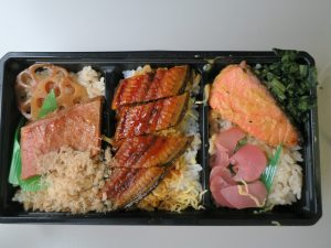うなぎ、金目鯛と銀鮭のあいのせ御膳 中身 金目鯛の煮つけとウナギのかば焼き、銀鮭の西京焼きが入っています