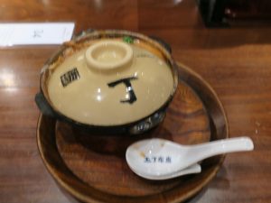 玉丁本店 味噌煮込みうどん 蓋がそのまま取り皿になります