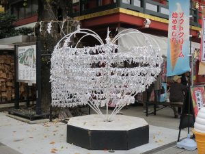 神田明神 ハート形のおみくじ結び