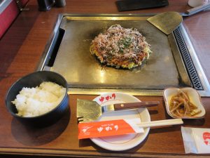 お好み焼き ゆかり 東京 お好み焼きランチ ドリンク+サラダか、ライス+味噌汁+小鉢を選べます