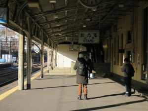 JR函館本線 小樽駅 4番線 懐かしい駅名票があります