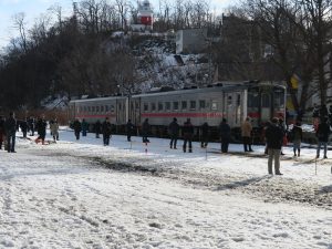 JR留萌本線 増毛駅 ホームと車両 横から撮影