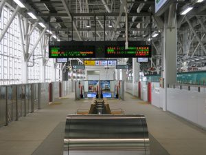 JR北海道新幹線 新青森駅 13番線・14番線 13番線は主に新函館北斗方面行きの列車が、14番線は主に当駅始発の東京方面行きが発着します