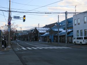 小樽運河に面している倉庫群を、道路側から撮影
