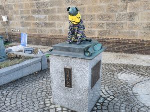 消防犬ぶん公 小樽運河プラザの玄関脇にいます