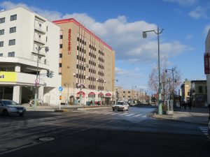 小樽 中央通りにて ケンタッキーフライドチキンの看板がちょっと違います