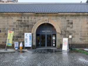 小樽運河 小樽運河プラザ 入り口 この脇に消防犬ぶん公の銅像があります