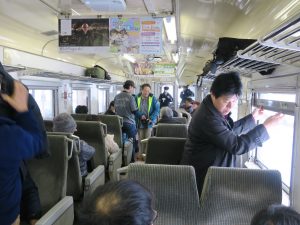 JR北海道 キハ40形 車内 深川駅にて この日は留萌-増毛が廃止になるため、多くのお客さんが乗っていました