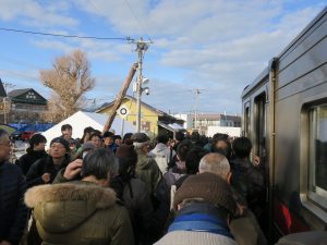 JR留萌本線 増毛駅 留萌-増毛間廃止の日 ホームは人でごった返しています