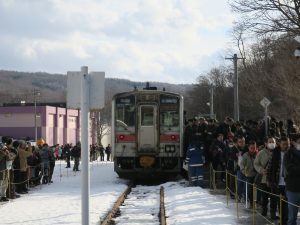 JR北海道 キハ40形 前面 増毛駅にて 留萌-増毛が今日で廃止となるだけあって、多くの人でごった返しています