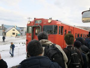 JR留萌本線 増毛駅 ホーム 深川行きの臨時列車が来ました