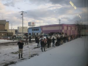 JR留萌本線 増毛駅 列車を見送る人がいっぱいいます