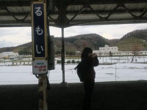 JR留萌本線 留萌駅 ホーム 留萌-増毛を走る列車をカメラに収めようとする人がここにもいました