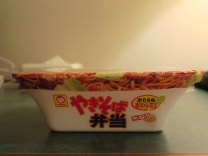 マルちゃん やきそば弁当 北海道限定 パッケージ 横から