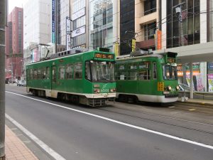 札幌市電 8500形 240形 西4丁目電停にて