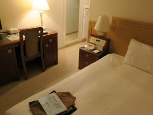 ホテルマイステイズプレミア札幌パーク(旧アートホテルズ札幌) セミダブルルーム 室内 窓側から玄関方向を撮影