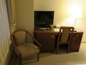 ホテルマイステイズプレミア札幌パーク(旧アートホテルズ札幌) セミダブルルーム デスクと椅子 椅子は2つあります
