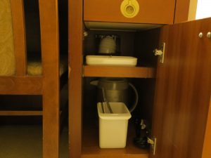 ホテルマイステイズプレミア札幌パーク(旧アートホテルズ札幌) セミダブルルーム デスク下 電気ポットと湯のみ、コップがあります