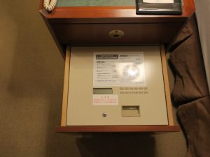 ホテルマイステイズプレミア札幌パーク(旧アートホテルズ札幌) セミダブルルーム ベッド脇のテーブル 中に金庫があります