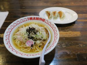中華そば きび桃太郎外伝にて サービスで餃子3個がついてきました