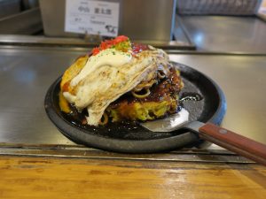 豚玉モダン焼き 鉄板や かんろにて