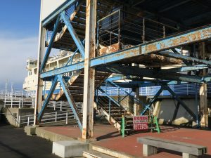 青函連絡船 摩周丸 非常階段 ここから避難できるのか首をかしげたくなるぐらい傷んでいます