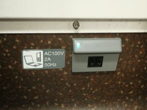 北海道新幹線 はやぶさ E5系 窓側にあるACコンセント