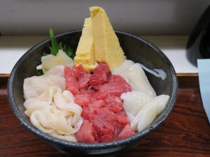 青森三色丼 アウガ新鮮市場 丸青食堂にて