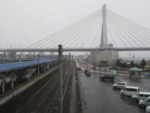 青い森鉄道線 青森駅 跨線橋から見た青森ベイブリッジと1番線・2番線