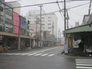 青森市 アウガ横の商店街 雪がひどくなってきました