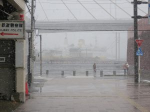 JR青森駅から青函連絡船 八甲田丸方向を見る とんでもない雪が降っています