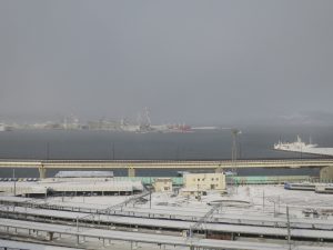 函館天然温泉 ホテルルートイン グランティア函館駅前 シングルルーム ベッド側から函館駅が見えます