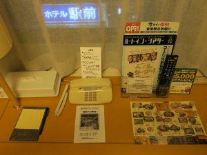 函館天然温泉 ホテルルートイン グランティア函館駅前 シングルルーム デスク回り オーソドックスにまとまっています