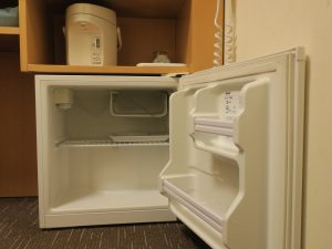 函館天然温泉 ホテルルートイン グランティア函館駅前 シングルルーム デスク下 電気ポットと冷蔵庫があります