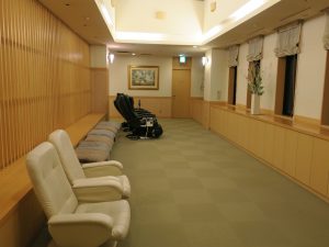 函館天然温泉 ホテルルートイン グランティア函館駅前 大浴場の前の休憩室 マッサージチェアとキッズスペースがあります