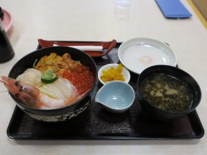 朝市丼 函館朝市 恵比寿屋食堂にて