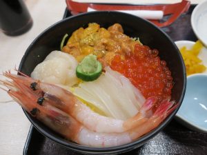 朝市丼 函館朝市 恵比寿屋食堂にて うに いくら ほたて 甘エビ いかがどーんと乗っています