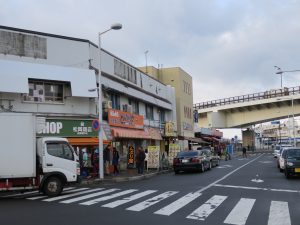 函館朝市 函館駅方向から表に面した丼ぶり屋さん