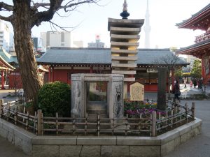 東京浅草 浅草寺 旧石灯籠