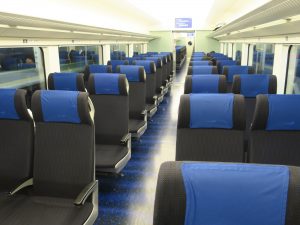 京成電鉄 スカイライナー AE型 室内 頭上に液晶ディスプレイがあります