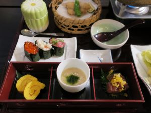 横浜みなとみらい万葉倶楽部 冬の万葉御膳 前菜と軍艦巻き3貫、茶わん蒸し、フグの天ぷら