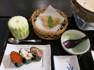 横浜みなとみらい万葉倶楽部 冬の万葉御膳 軍艦巻き3貫と茶わん蒸し、フグの天ぷら