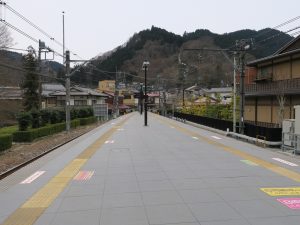 京王電鉄高尾線 高尾山口駅 ホームから高尾山方向を撮影