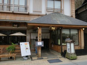 高尾山口 栄茶屋 玄関 お店でそばを打っています