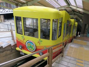 高尾山 ケーブルカー もみじ号 高尾山駅にて