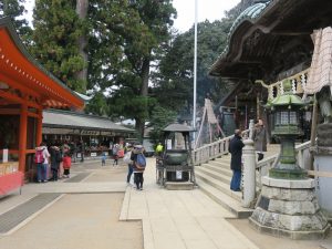 高尾山薬王院 本堂前の境内 この先に本社への石段があります