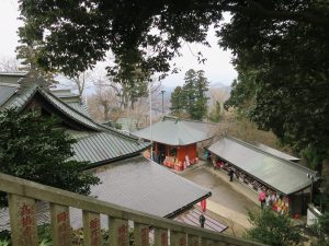 高尾山薬王院 本社から本堂前の境内を見る